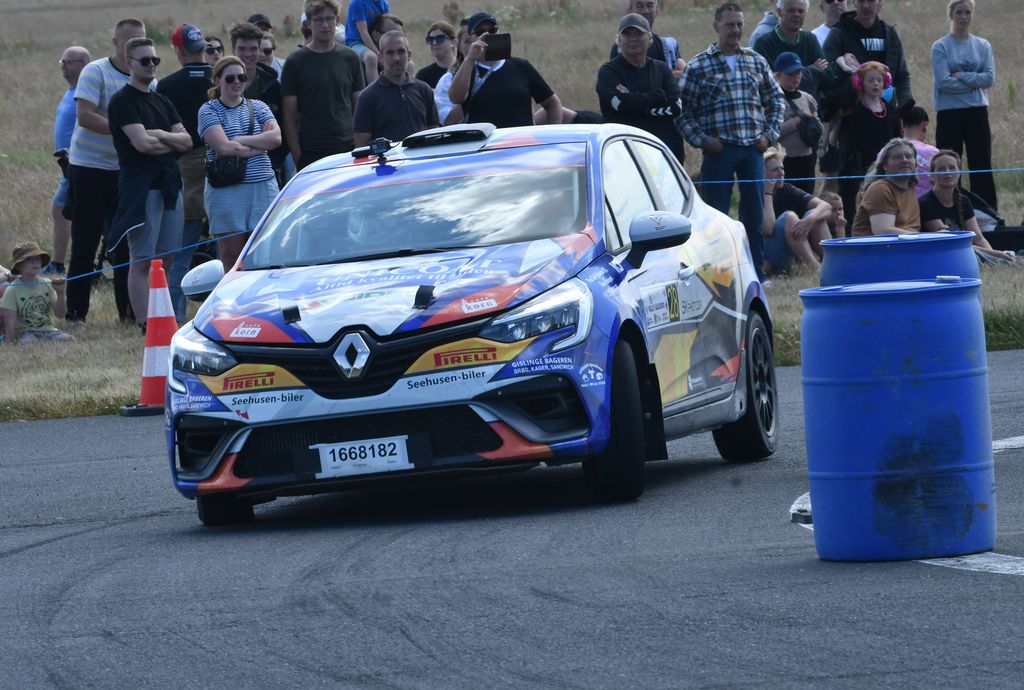 Egholm og Haulrik i fuld fart med deres Renault Clio Rally5 på Flyvestation Aalborg
(Foto: Morten Dam)